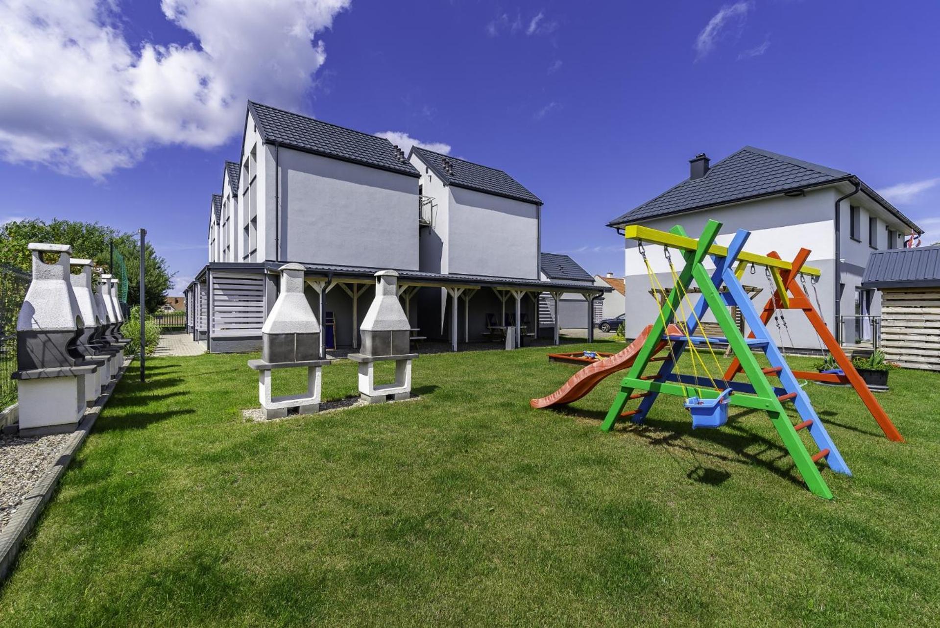 Frajda Domki - Apartamenty 6-Osobowe - Salon I Dwie Sypialnie Oraz Studia 4-Osobowe - Pokoj Z Aneksem Kuchennym Rewal Ngoại thất bức ảnh